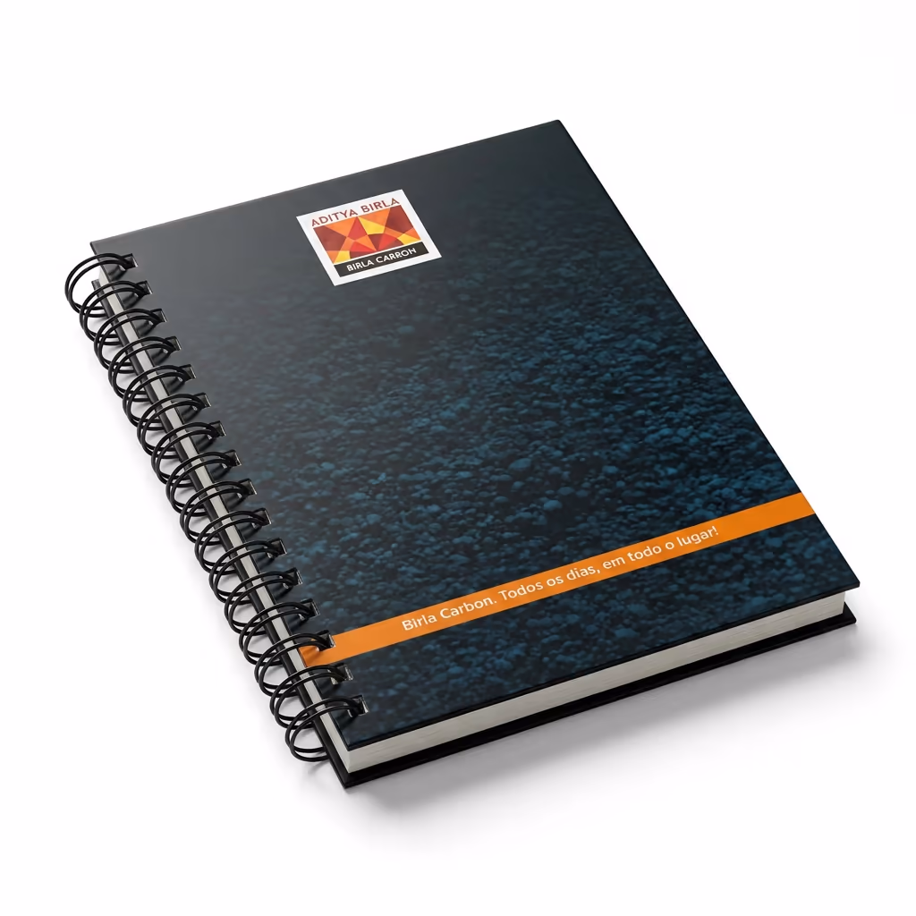 Caderno personalizado Birla com wire-o preto, capa escura texturizada e faixa laranja