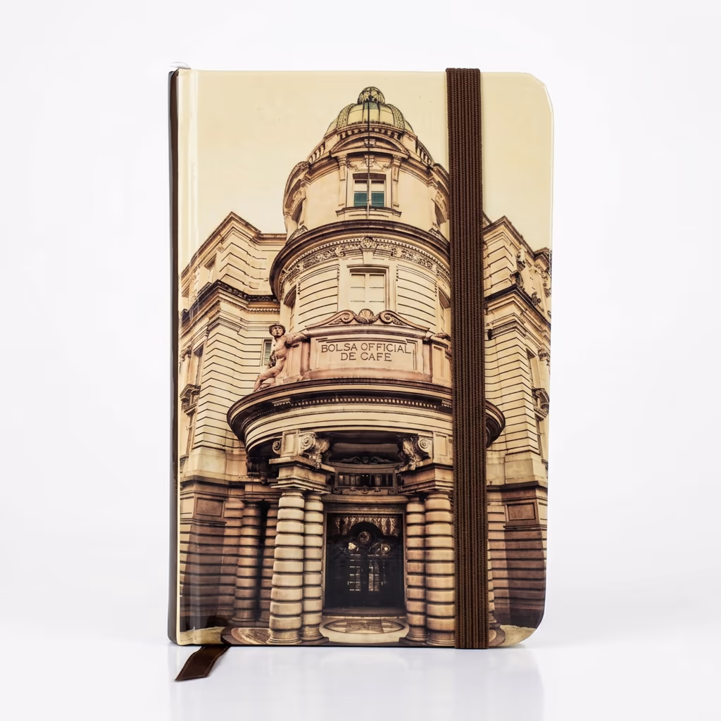 Caderno de capa dura do Museu do Cafe com fachada historica impressa e elastico marrom