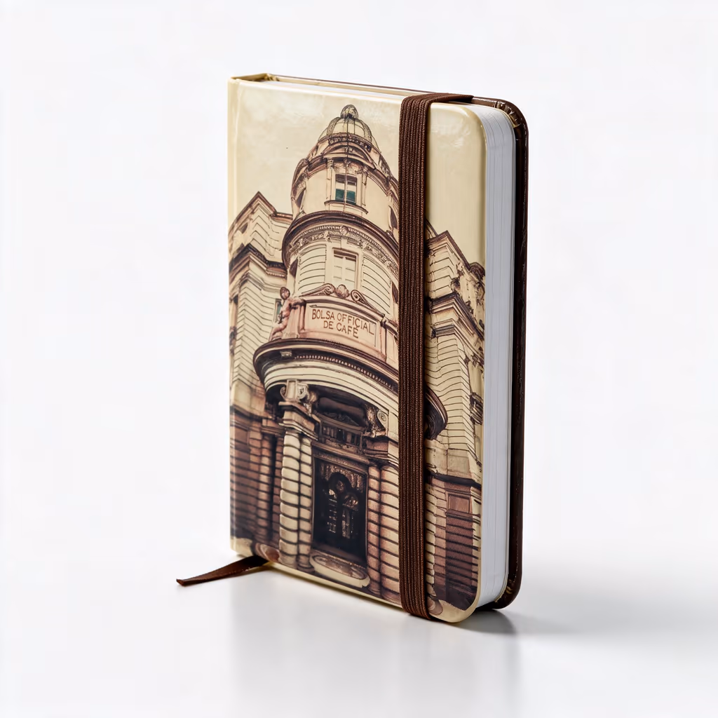 Caderno de capa dura do Museu do Cafe visto de tres quartos, com fachada historica impressa