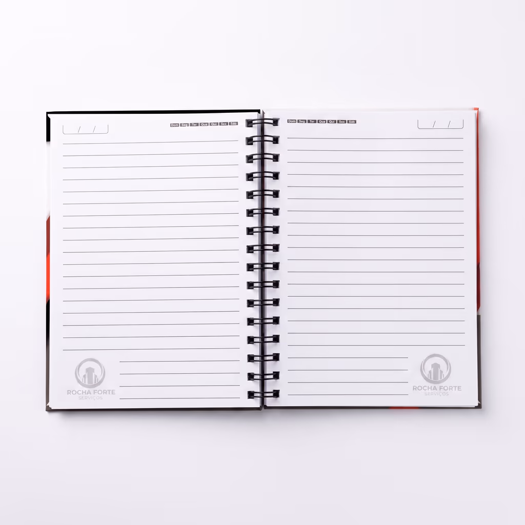 Caderno Rocha Forte aberto, miolo pautado com wire-o e marcador vermelho