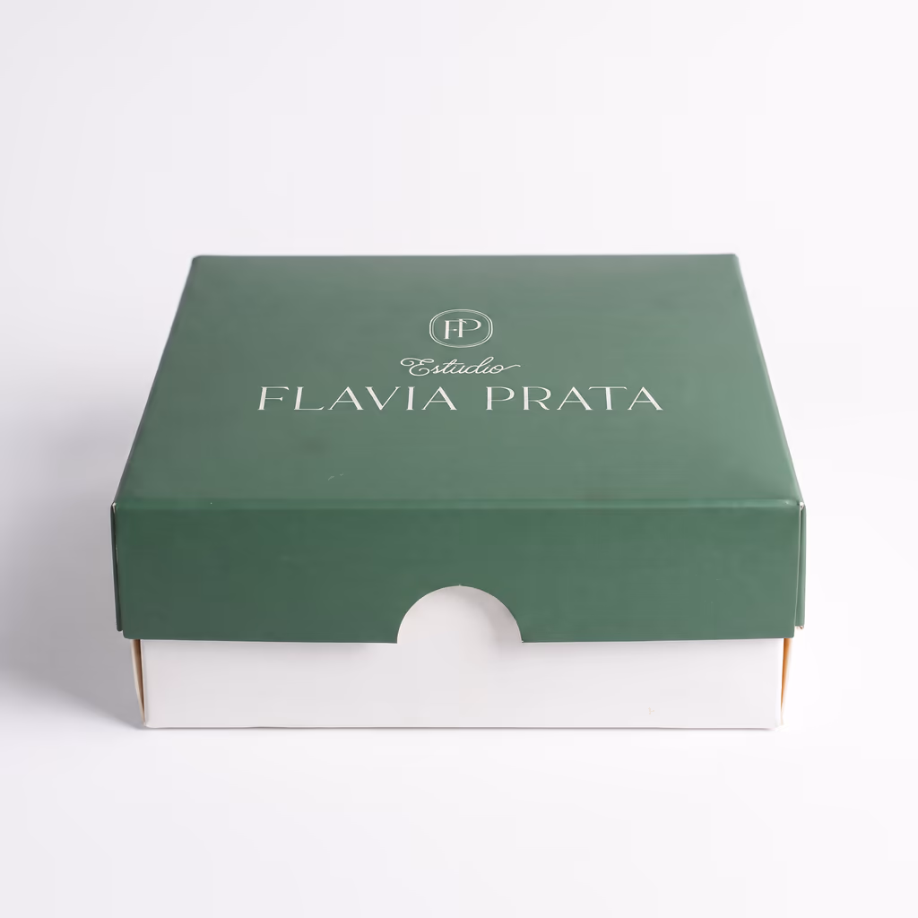 Caixa rigida verde do atelie Flavia Prata com marca aplicada em dourado