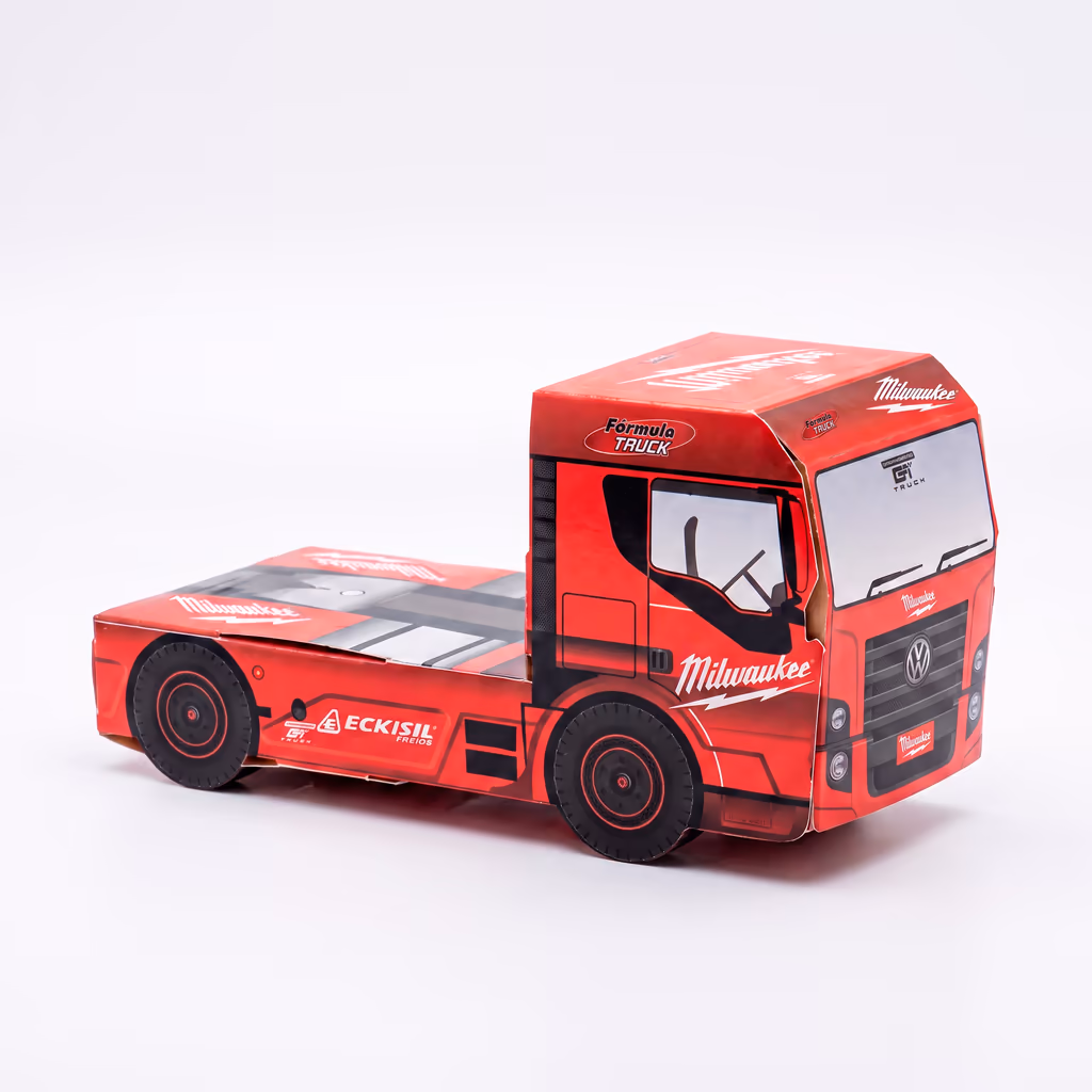 Miniatura de caminhão de corrida em papel cartão vermelho, montada como brinde promocional