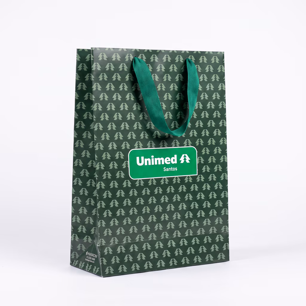 Sacola de papel verde com padronagem e alças, personalizada com a marca Unimed Santos