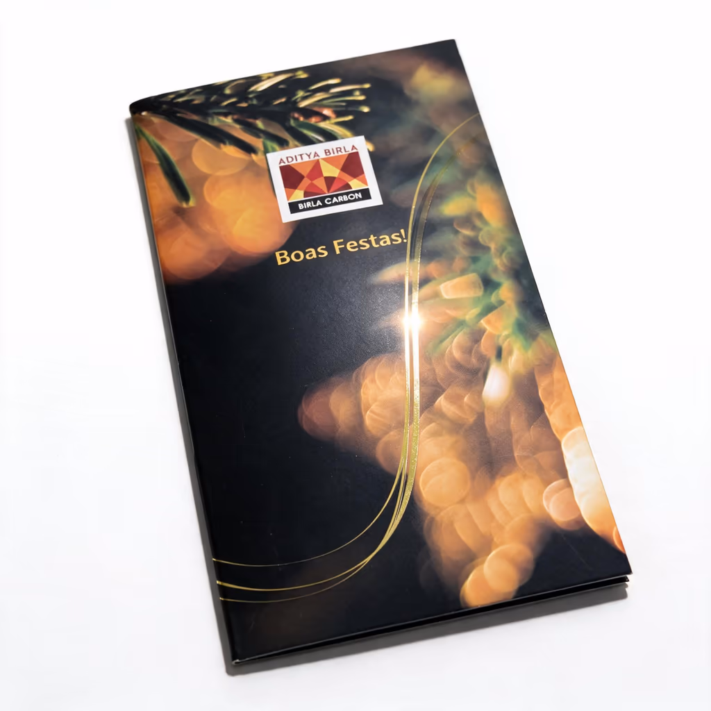 Pasta personalizada Birla Carbon fechada, com arte de fim de ano impressa na capa