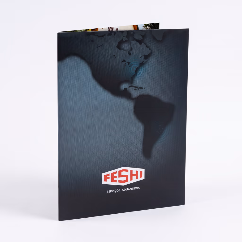 Pasta Feshi fechada, capa escura com logotipo vermelho e mapa-múndi ao fundo