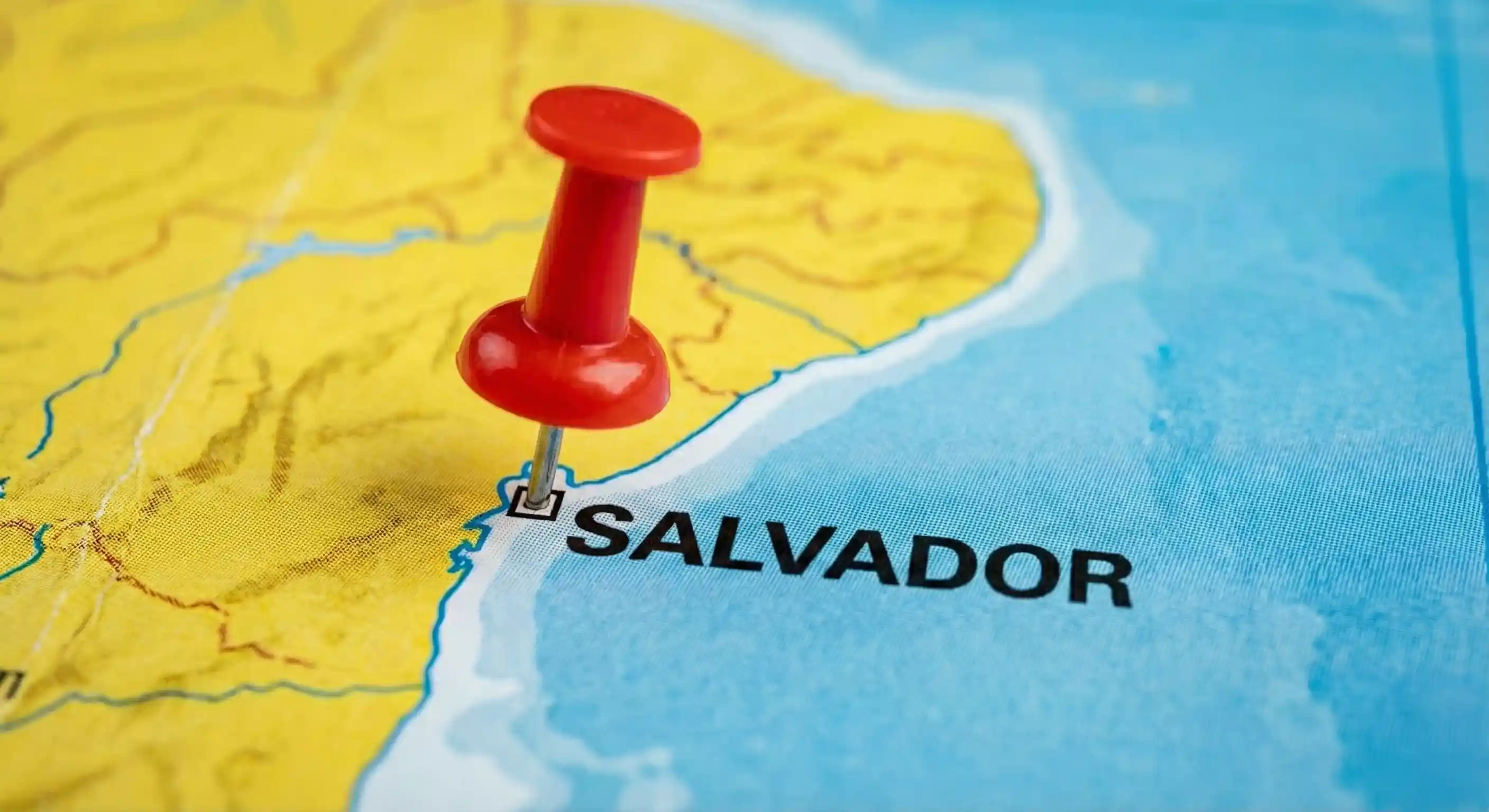 Alfinete vermelho marcando a cidade de Salvador em um mapa do litoral
