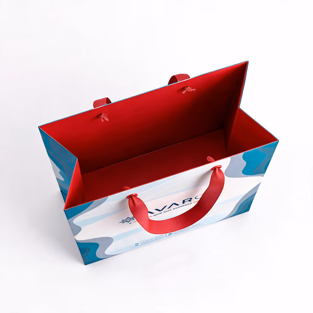 Sacola de papel Avaron aberta, mostrando o interior vermelho e as alças de cordão