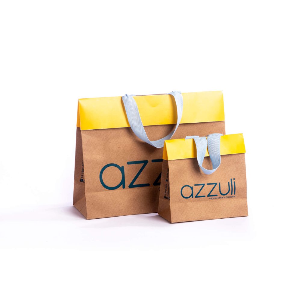 Duas sacolas de papel marrom com topo amarelo e alças azul-claras, personalizadas com a marca azzuli